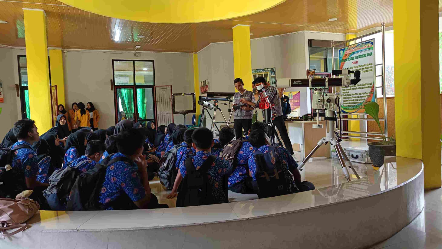 Siswa MAN Rejang Lebong kunjungi Laboratorium Ilmu Falak IAIN Curup sebagai bentuk pembelajaran mendalam secara langsung fisika tema benda Optik dan Astronomi